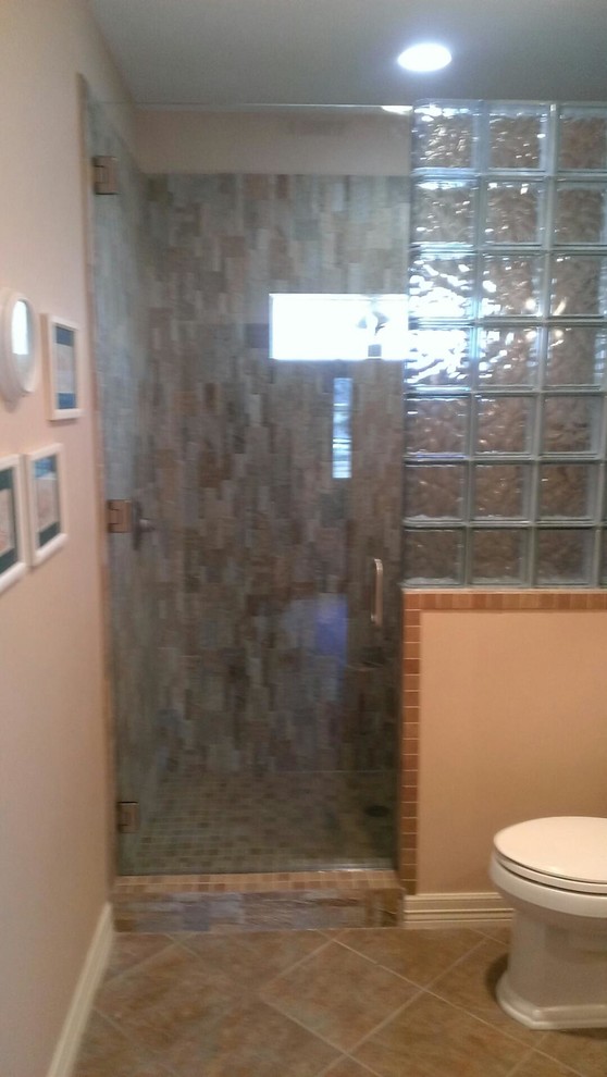 Exempel på ett mellanstort klassiskt badrum med dusch, med en dusch i en alkov, en toalettstol med separat cisternkåpa, beige kakel och beige väggar
