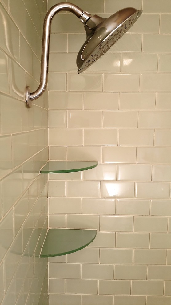 Diseño de cuarto de baño contemporáneo pequeño con ducha abierta, baldosas y/o azulejos azules, baldosas y/o azulejos de vidrio, paredes grises, suelo de baldosas tipo guijarro y aseo y ducha