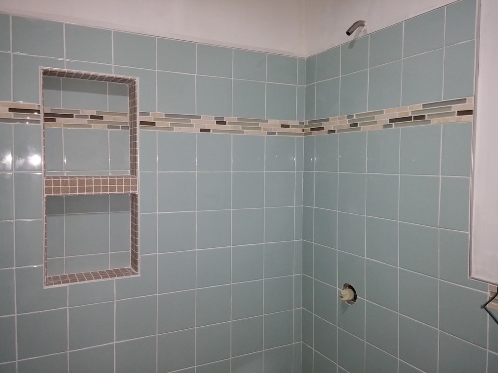 Idéer för små funkis en-suite badrum, med en öppen dusch, en toalettstol med hel cisternkåpa, blå kakel, porslinskakel och klinkergolv i porslin