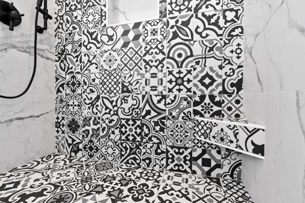 Bild på ett stort badrum, med turkosa skåp, svart och vit kakel, porslinskakel, klinkergolv i porslin, marmorbänkskiva och flerfärgat golv