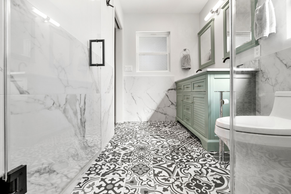 На фото: большая ванная комната с бирюзовыми фасадами, черно-белой плиткой, керамогранитной плиткой, полом из керамогранита, мраморной столешницей и разноцветным полом с