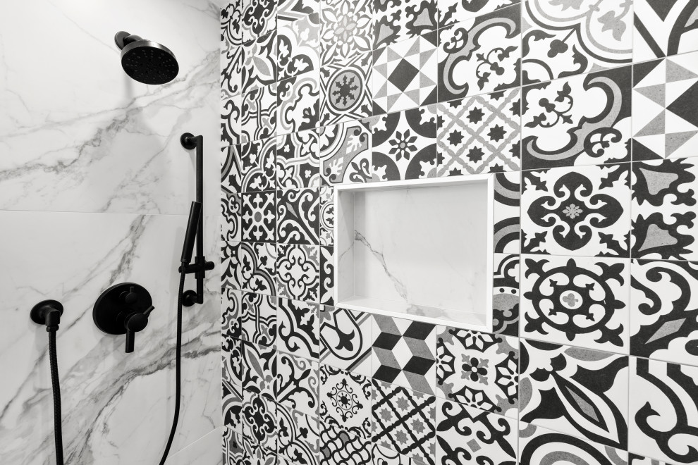 Foto di una grande stanza da bagno con ante turchesi, pistrelle in bianco e nero, piastrelle in gres porcellanato, pavimento in gres porcellanato, top in marmo e pavimento multicolore