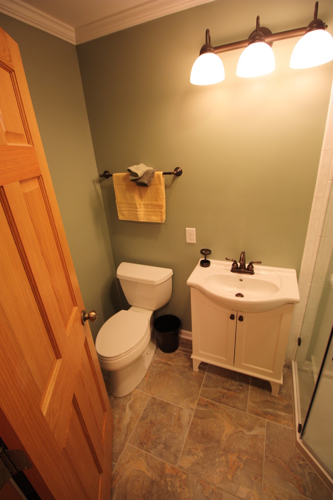 Cette photo montre une petite salle d'eau moderne avec un lavabo suspendu, un placard à porte plane, des portes de placard blanches, un plan de toilette en marbre, une douche d'angle, WC séparés, un carrelage blanc, des carreaux de céramique, un mur vert et un sol en carrelage de porcelaine.