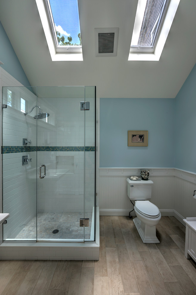 На фото: ванная комната среднего размера в классическом стиле с угловым душем, синими стенами, светлым паркетным полом, душевой кабиной, раздельным унитазом, белой плиткой, плиткой кабанчик и раковиной с пьедесталом с