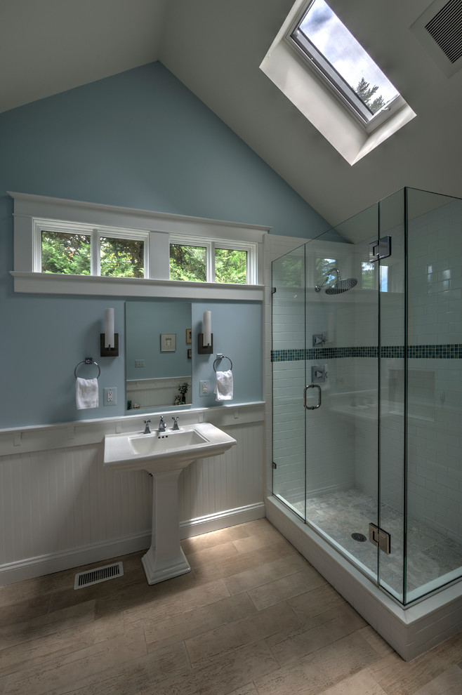 Idéer för mellanstora vintage badrum med dusch, med blå väggar, en hörndusch, vit kakel, ljust trägolv, ett piedestal handfat, en toalettstol med separat cisternkåpa och tunnelbanekakel