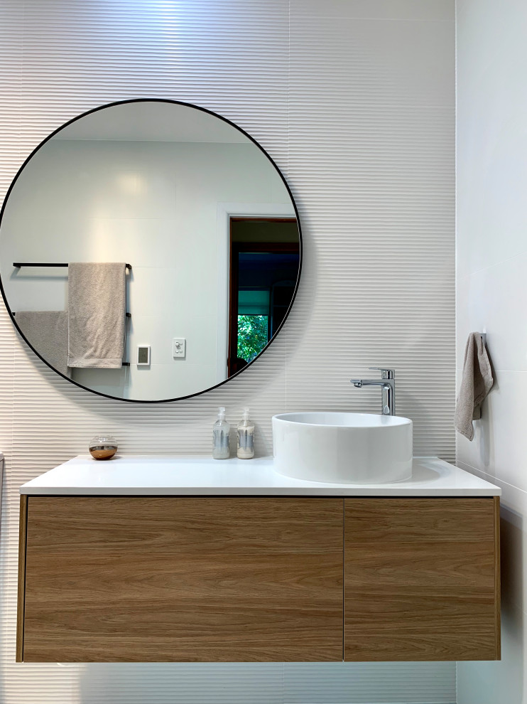 Inspiration pour une salle de bain design avec meuble-lavabo suspendu.
