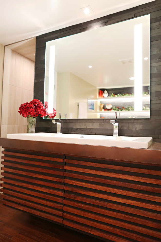Idéer för att renovera ett mellanstort funkis badrum, med ett avlångt handfat, möbel-liknande, skåp i mellenmörkt trä, bänkskiva i koppar, ett undermonterat badkar, en öppen dusch, en toalettstol med hel cisternkåpa, svart kakel, stenkakel, beige väggar, mellanmörkt trägolv och brunt golv