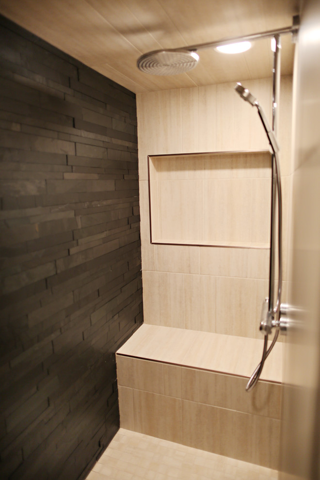 Idee per una stanza da bagno contemporanea di medie dimensioni con lavabo rettangolare, doccia aperta, WC monopezzo, piastrelle nere, piastrelle in pietra, pareti beige e pavimento in legno massello medio
