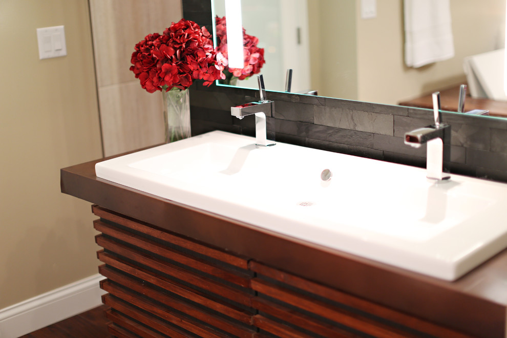 Exempel på ett mellanstort modernt badrum, med ett avlångt handfat, möbel-liknande, skåp i mellenmörkt trä, bänkskiva i koppar, ett undermonterat badkar, en öppen dusch, en toalettstol med hel cisternkåpa, svart kakel, stenkakel, beige väggar och mellanmörkt trägolv