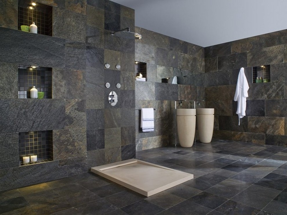 Foto de cuarto de baño principal tradicional renovado grande con baldosas y/o azulejos beige y baldosas y/o azulejos de porcelana
