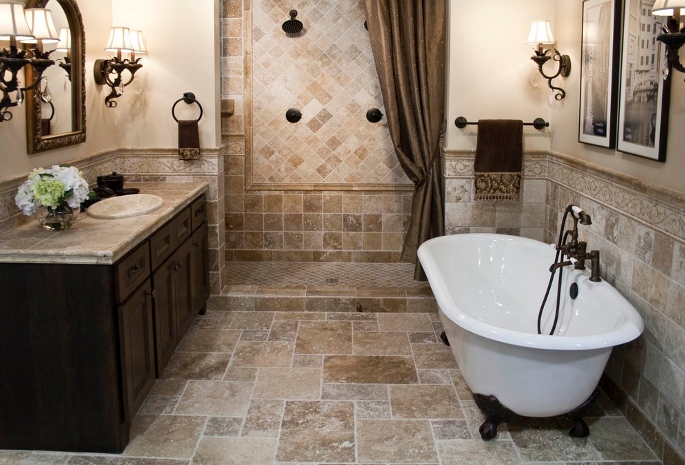 Inspiration för mellanstora klassiska badrum, med stenkakel, travertin golv och dusch med duschdraperi