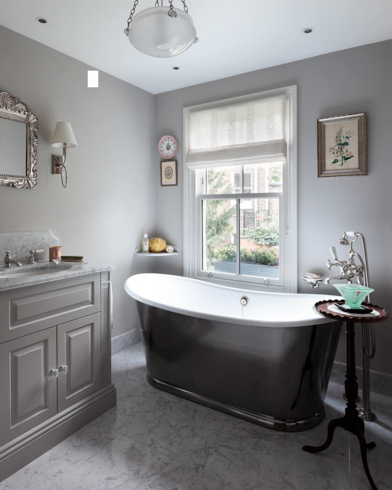 Inredning av ett modernt mellanstort grå grått en-suite badrum, med skåp i shakerstil, grå skåp, ett fristående badkar, grå kakel, marmorkakel, vita väggar, klinkergolv i keramik, ett undermonterad handfat, marmorbänkskiva och vitt golv