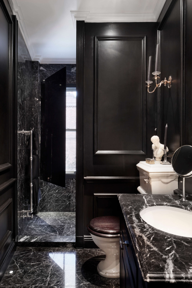 Свежая идея для дизайна: маленькая главная ванная комната в современном стиле с фасадами с выступающей филенкой, черными фасадами, открытым душем, унитазом-моноблоком, черной плиткой, мраморной плиткой, черными стенами, мраморным полом, накладной раковиной, мраморной столешницей, черным полом, открытым душем, черной столешницей, тумбой под одну раковину, встроенной тумбой и панелями на части стены для на участке и в саду - отличное фото интерьера
