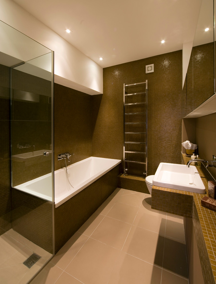 Пример оригинального дизайна: ванная комната в современном стиле с накладной ванной, коричневой плиткой, плиткой мозаикой и накладной раковиной