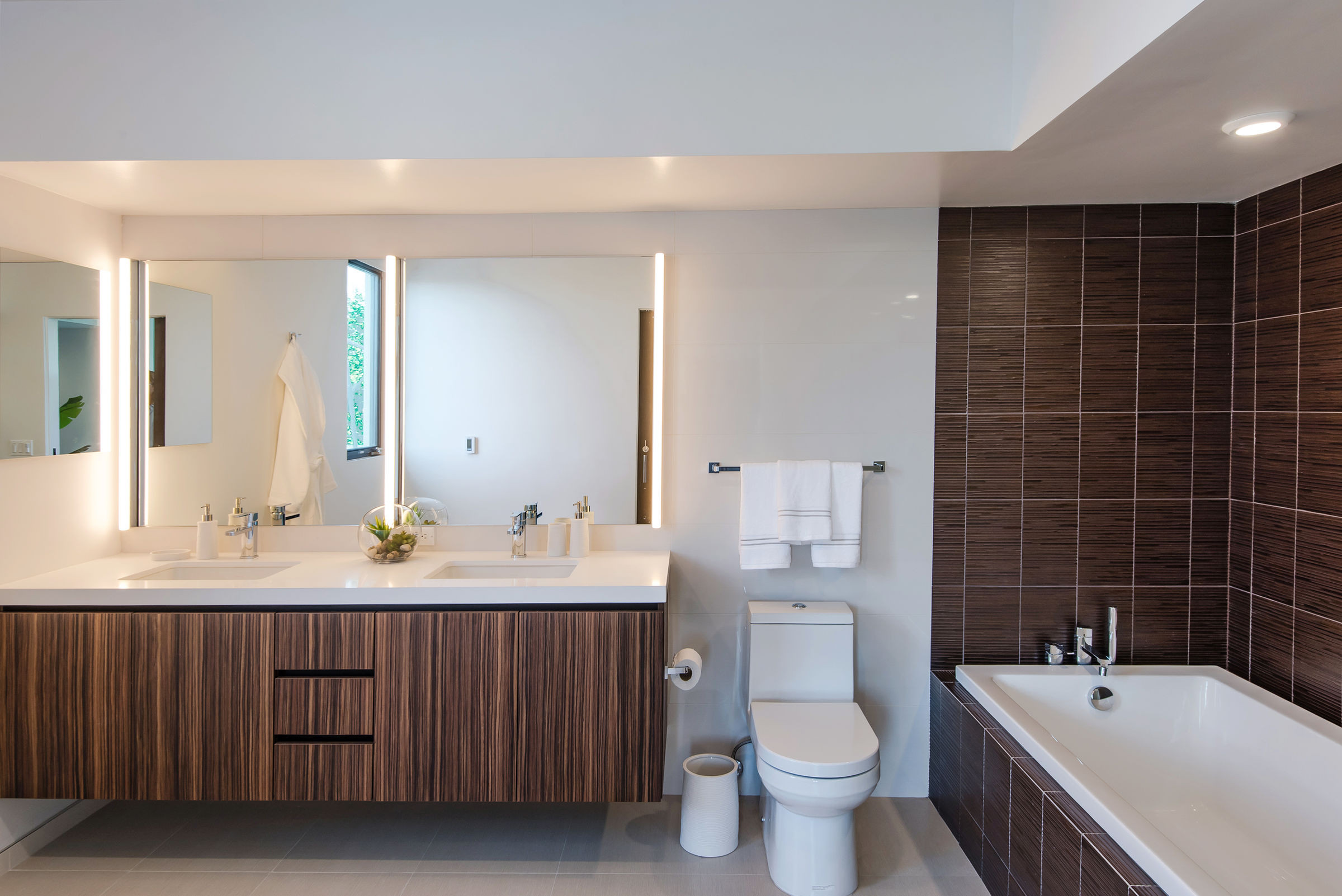 75 photos et idées déco de salles de bain avec un carrelage marron et sol  en stratifié - Octobre 2023 | Houzz FR