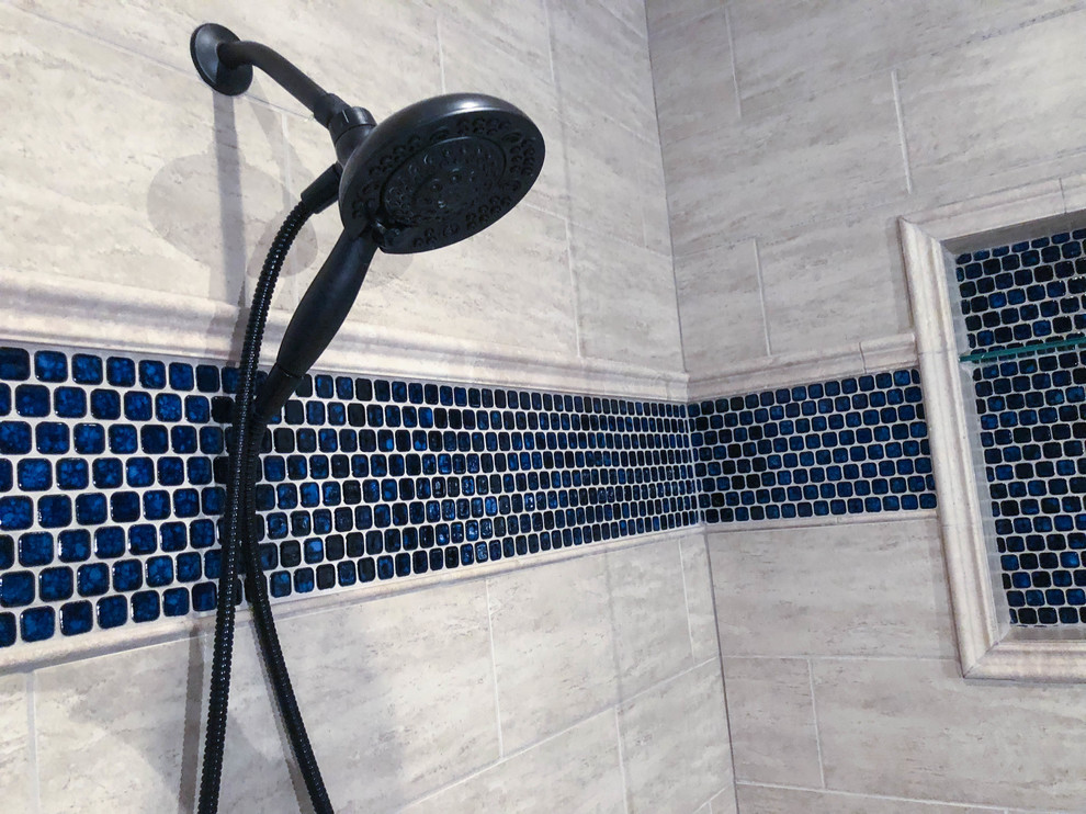 Стильный дизайн: ванная комната в классическом стиле с коричневыми фасадами, угловым душем, унитазом-моноблоком, синими стенами, душевой кабиной, монолитной раковиной, столешницей из искусственного кварца, душем с распашными дверями, разноцветной столешницей, тумбой под одну раковину и напольной тумбой - последний тренд