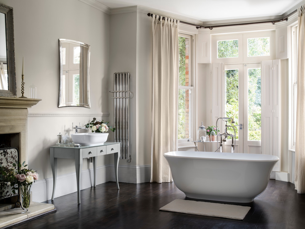 Свежая идея для дизайна: ванная комната в викторианском стиле - отличное фото интерьера