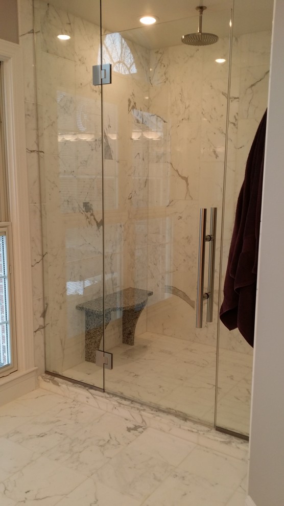 Exemple d'une grande salle de bain principale tendance avec un lavabo encastré, un placard à porte shaker, un plan de toilette en granite, une douche double, un carrelage blanc, un carrelage de pierre, un mur gris, un sol en linoléum et des portes de placard blanches.
