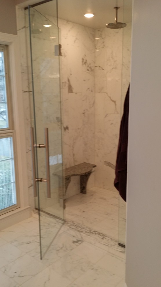 Immagine di una grande stanza da bagno padronale design con lavabo sottopiano, ante in stile shaker, top in granito, piastrelle bianche, piastrelle in pietra, pavimento in linoleum, ante bianche, doccia alcova e pareti bianche