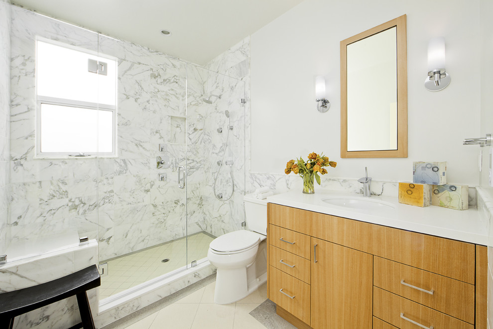 Идея дизайна: ванная комната в стиле модернизм с врезной раковиной, плоскими фасадами, фасадами цвета дерева среднего тона, душем в нише, белой плиткой и белой столешницей