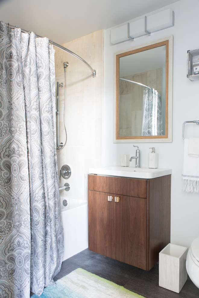 Idee per una piccola stanza da bagno padronale stile marino con consolle stile comò, ante in legno bruno, WC a due pezzi, piastrelle beige, pareti blu, parquet scuro e lavabo sospeso