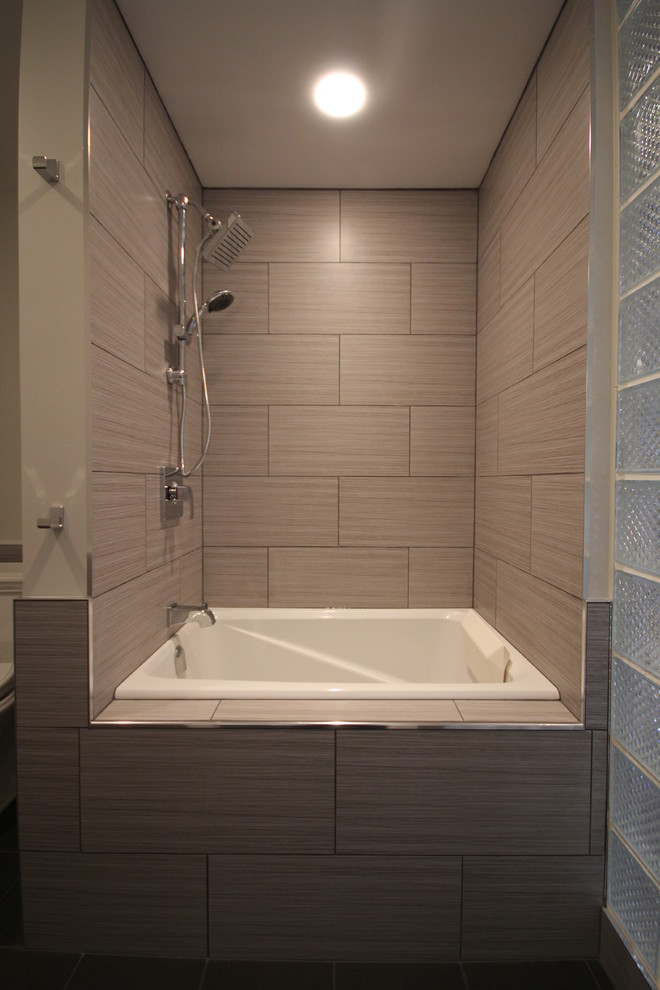 Kleines Modernes Badezimmer mit Einbaubadewanne, Keramikfliesen, beiger Wandfarbe und Keramikboden in Toronto