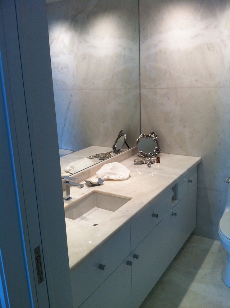 Inspiration för mellanstora klassiska badrum, med släta luckor, vita skåp, vita väggar och ett undermonterad handfat
