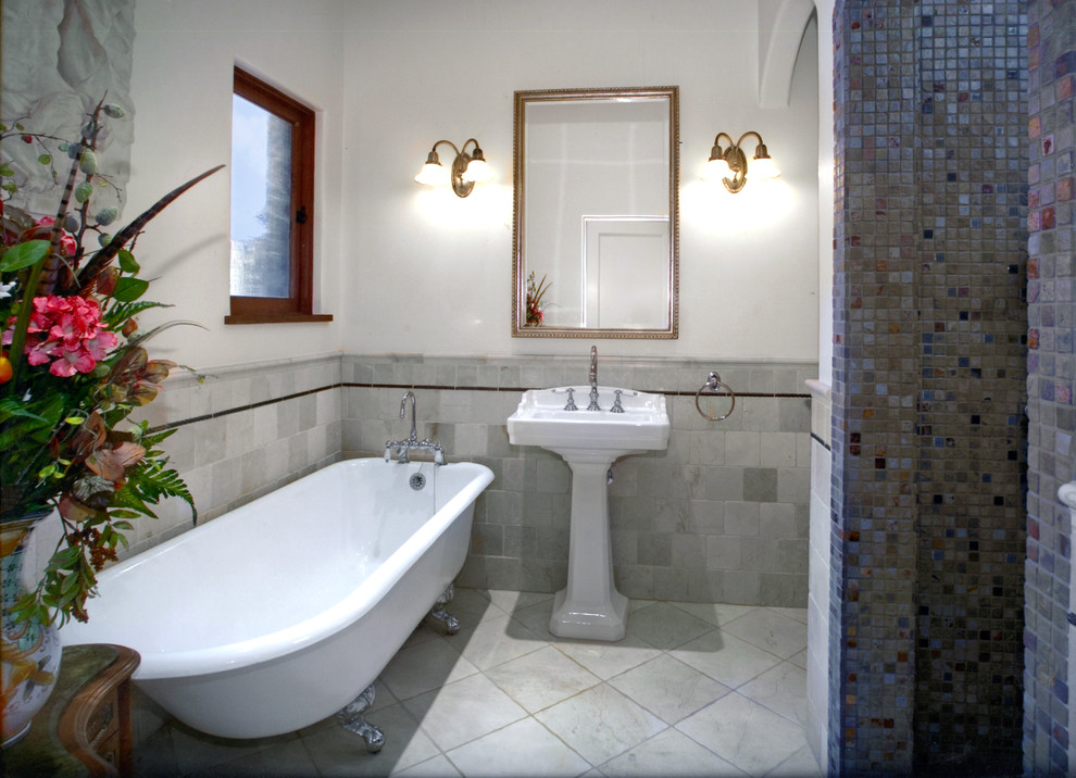 Свежая идея для дизайна: главная ванная комната среднего размера в современном стиле с раковиной с пьедесталом, столешницей из искусственного камня, ванной на ножках, угловым душем, серой плиткой, стеклянной плиткой, белыми стенами, полом из керамической плитки, серыми фасадами и унитазом-моноблоком - отличное фото интерьера