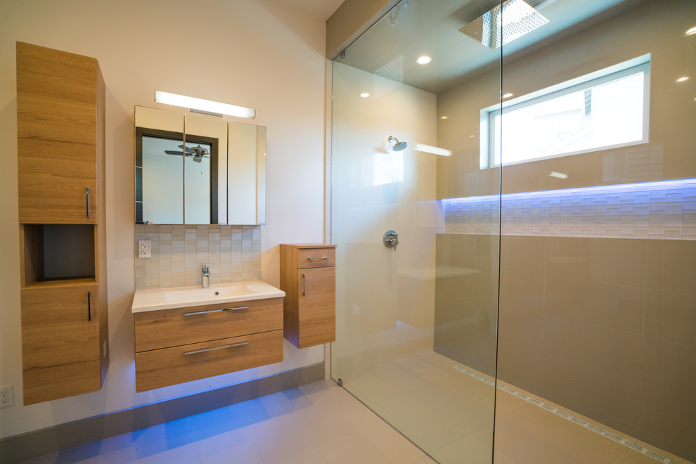 Inspiration för mellanstora moderna badrum, med luckor med upphöjd panel, beige skåp, en kantlös dusch, beige kakel, vita väggar, vitt golv och med dusch som är öppen