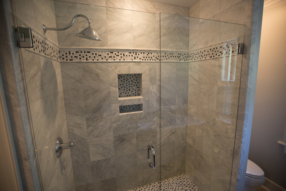 Inspiration för ett mellanstort vintage badrum med dusch, med bruna skåp, en dusch i en alkov, grå kakel, porslinskakel, grå väggar, klinkergolv i porslin, ett undermonterad handfat, granitbänkskiva, beiget golv och dusch med gångjärnsdörr