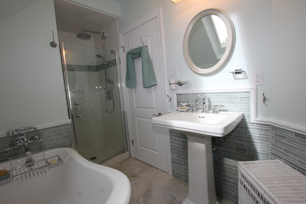 Esempio di una stanza da bagno con vasca con piedi a zampa di leone, doccia alcova, piastrelle di vetro e lavabo a colonna