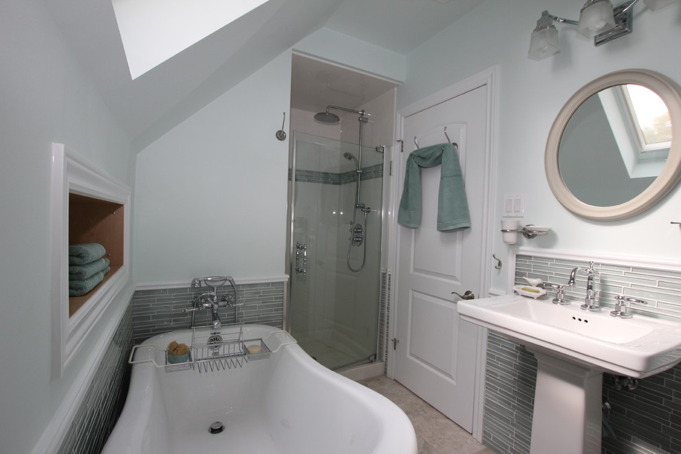 Idéer för badrum, med ett badkar med tassar, en dusch i en alkov, grön kakel, klinkergolv i keramik och ett piedestal handfat