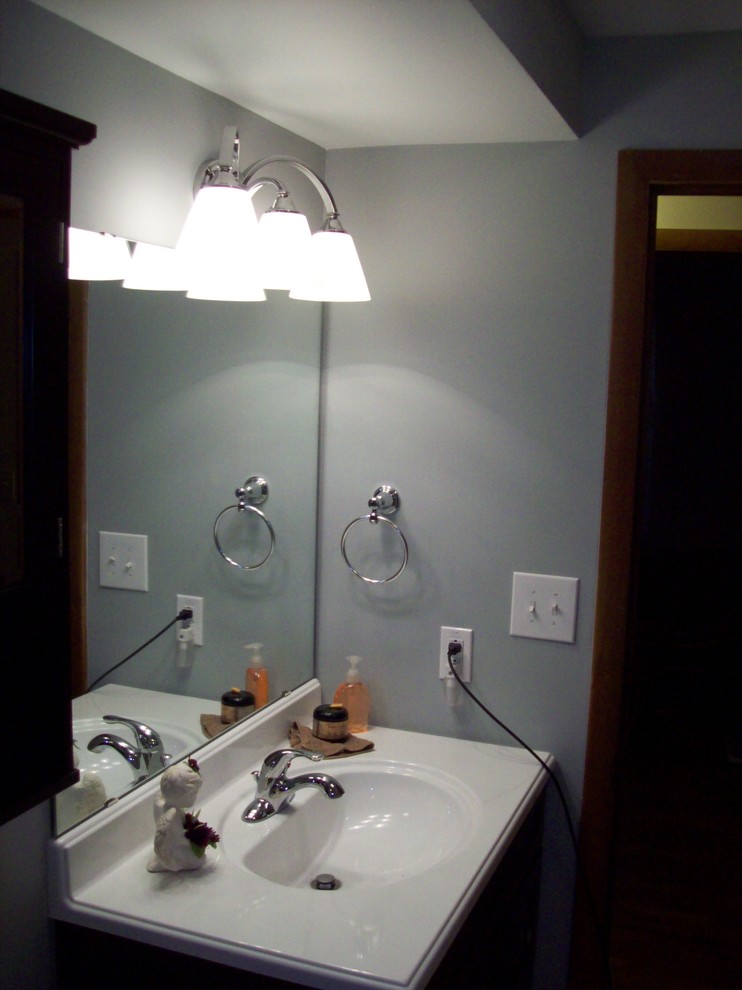 Bild på ett litet vintage en-suite badrum, med ett integrerad handfat, möbel-liknande, svarta skåp, bänkskiva i onyx, ett fristående badkar, en dusch/badkar-kombination, en toalettstol med separat cisternkåpa, beige kakel, cementkakel, grå väggar och klinkergolv i keramik