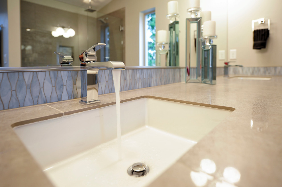 Idee per una stanza da bagno moderna di medie dimensioni con piastrelle grigie, piastrelle in gres porcellanato, pareti grigie, lavabo sottopiano e top piastrellato