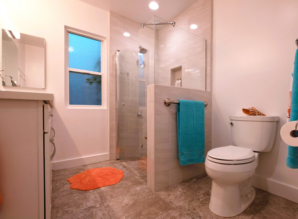 Inredning av ett klassiskt mellanstort vit vitt en-suite badrum, med skåp i shakerstil, vita skåp, en kantlös dusch, porslinskakel, vita väggar, klinkergolv i porslin, ett undermonterad handfat, bänkskiva i kvarts, beiget golv och dusch med gångjärnsdörr