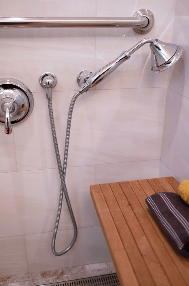 Klassisk inredning av ett mellanstort vit vitt en-suite badrum, med skåp i shakerstil, vita skåp, en kantlös dusch, porslinskakel, vita väggar, klinkergolv i porslin, ett undermonterad handfat, bänkskiva i kvarts, beiget golv och dusch med gångjärnsdörr
