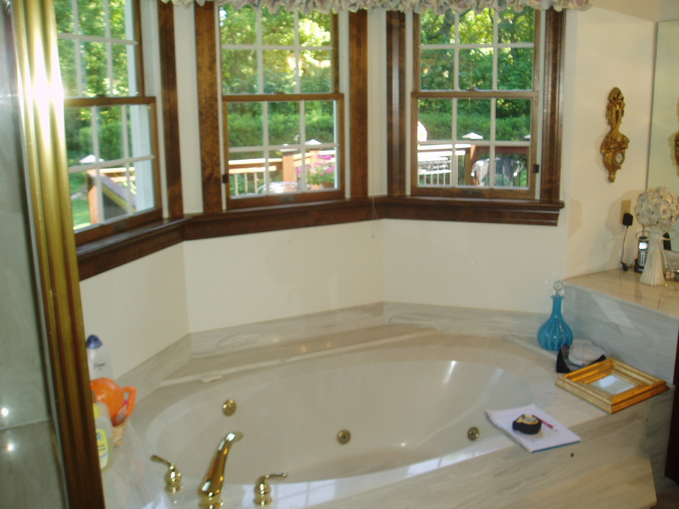 Example of a classic bathroom design in St Louis