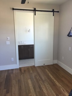 Bathroom Barn Doors - Landhausstil - Badezimmer - Nashville - von