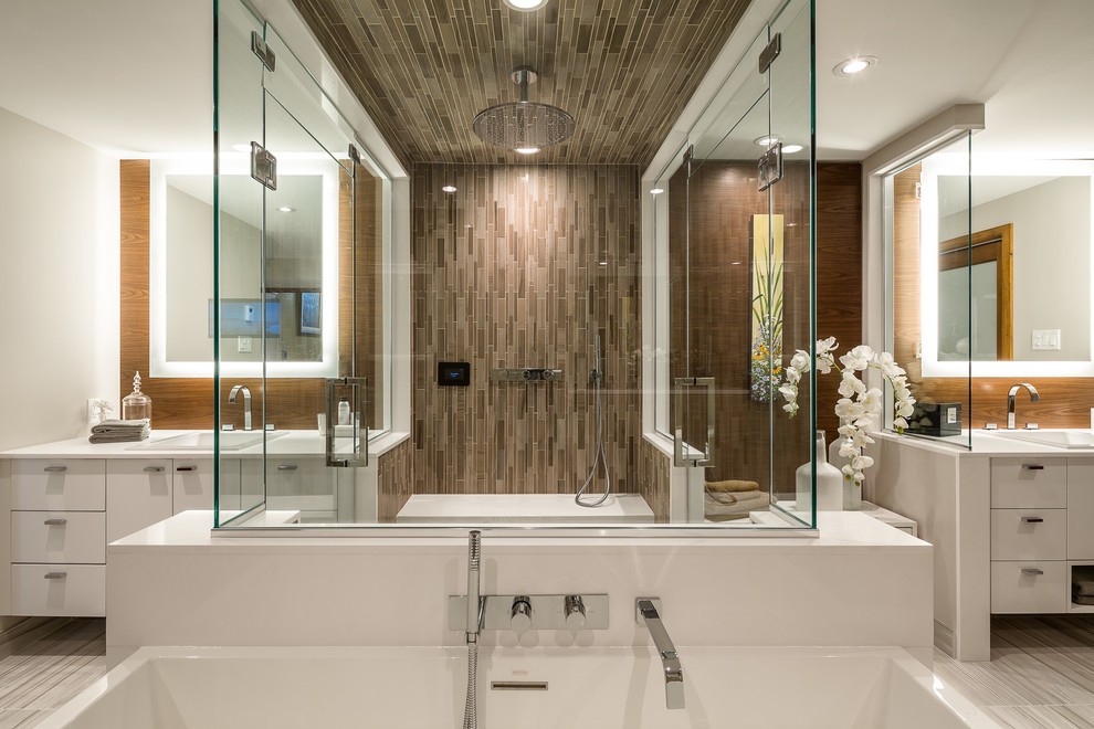 На фото: главная ванная комната среднего размера в современном стиле с отдельно стоящей ванной, серой плиткой, плоскими фасадами, белыми фасадами, удлиненной плиткой, разноцветными стенами, накладной раковиной, бежевым полом и душем с распашными дверями