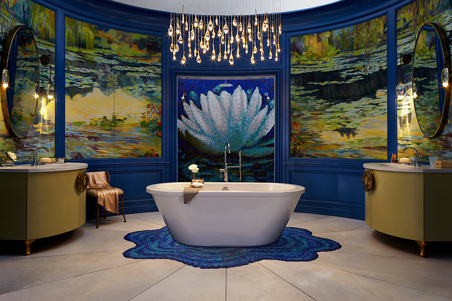 Bild på ett en-suite badrum, med ett fristående badkar