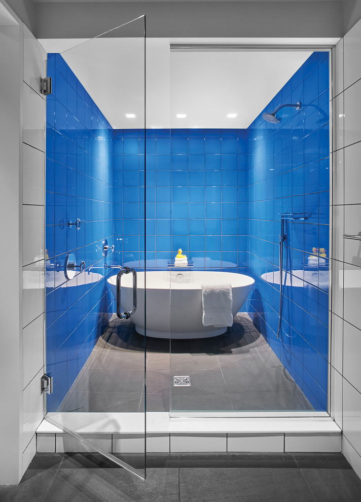 Idéer för att renovera ett mellanstort funkis en-suite badrum, med ett fristående badkar, blå väggar, grått golv, våtrum och dusch med gångjärnsdörr