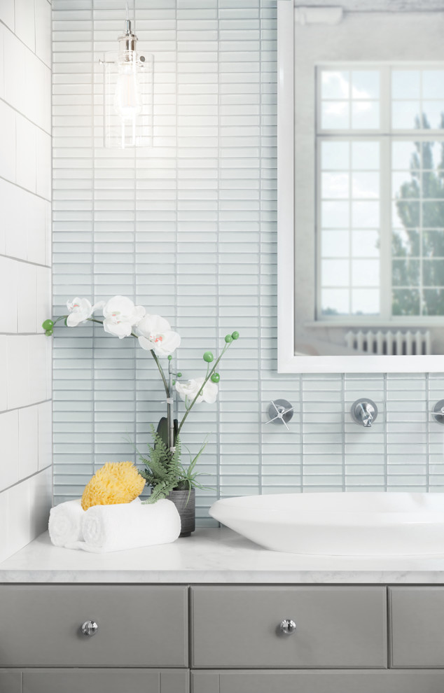 На фото: большая главная ванная комната в современном стиле с плоскими фасадами, серыми фасадами, синей плиткой, стеклянной плиткой, синими стенами, настольной раковиной и мраморной столешницей