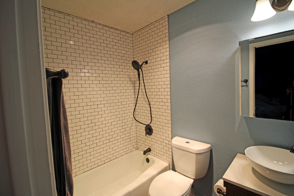 Idée de décoration pour une petite salle d'eau tradition en bois foncé avec une baignoire en alcôve, un combiné douche/baignoire, WC séparés, un carrelage blanc, un carrelage métro, un mur gris, une vasque, un plan de toilette en quartz modifié et un plan de toilette blanc.