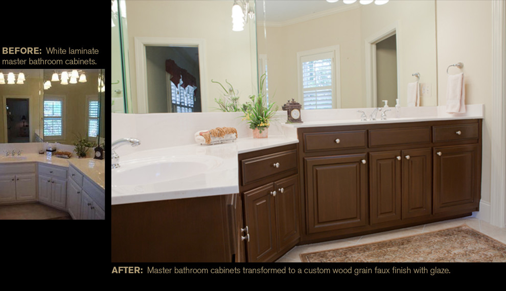 Klassisk inredning av ett mellanstort en-suite badrum, med ett integrerad handfat, luckor med upphöjd panel, skåp i mellenmörkt trä, marmorbänkskiva, beige väggar och klinkergolv i keramik