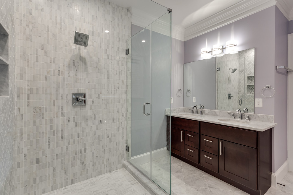 Exempel på ett mellanstort modernt vit vitt en-suite badrum, med skåp i shakerstil, skåp i mörkt trä, en hörndusch, grå kakel, marmorkakel, grå väggar, marmorgolv, ett undermonterad handfat, bänkskiva i kvartsit, grått golv och dusch med gångjärnsdörr