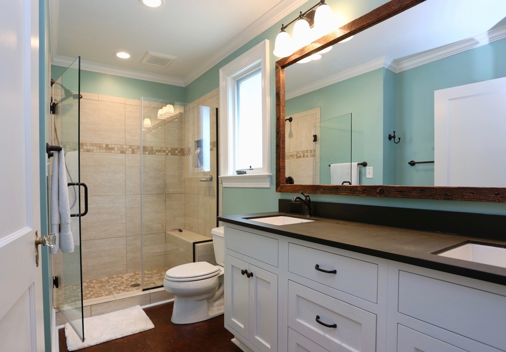 Diseño de cuarto de baño principal actual de tamaño medio con armarios estilo shaker, puertas de armario blancas, paredes azules y suelo de corcho