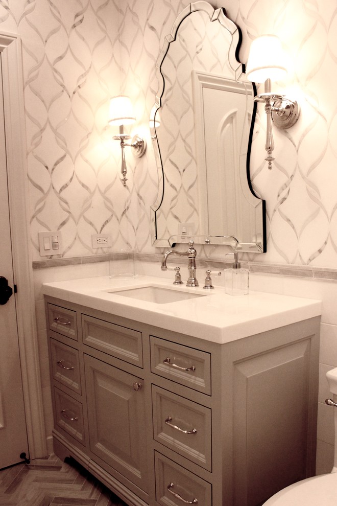 Idéer för ett mellanstort klassiskt badrum med dusch, med luckor med upphöjd panel, grå skåp, grå kakel, vit kakel, porslinskakel, vita väggar, ljust trägolv, ett undermonterad handfat, bänkskiva i akrylsten och brunt golv