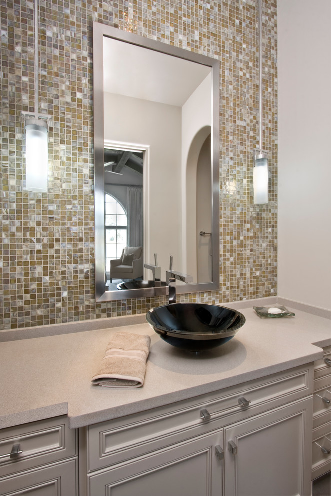 ヒューストンにある高級な中くらいな地中海スタイルのおしゃれな浴室 (落し込みパネル扉のキャビネット、グレーのキャビネット、ベージュの壁、ベッセル式洗面器、人工大理石カウンター) の写真