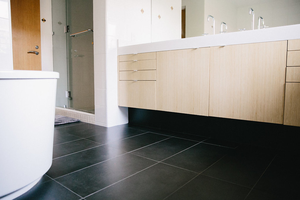 Idées déco pour une douche en alcôve principale contemporaine en bois clair de taille moyenne avec un placard à porte plane, une baignoire indépendante, un mur blanc, un sol en ardoise, un plan de toilette en quartz, un sol noir et une cabine de douche à porte coulissante.