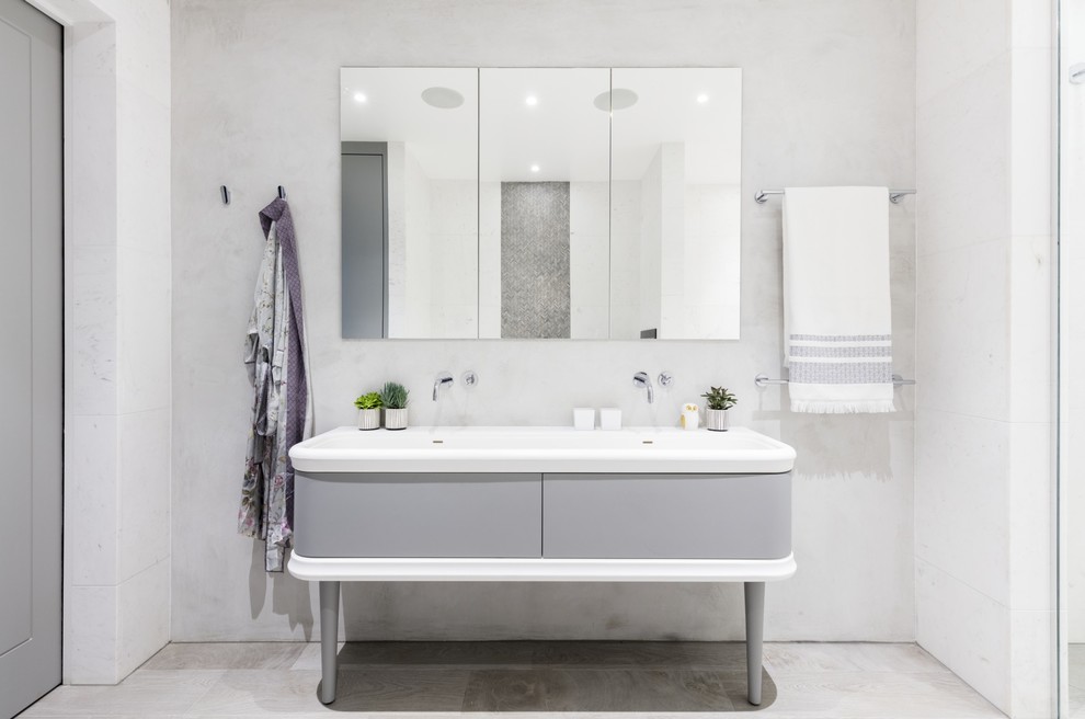 Modernes Badezimmer mit flächenbündigen Schrankfronten, grauen Schränken, weißer Wandfarbe und Trogwaschbecken in London